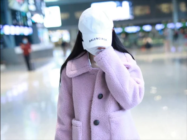 Κινέζος Τραγουδιστής Και Ηθοποιός Jingyi Φτάνει Ένα Αεροδρόμιο Του Πεκίνου — Φωτογραφία Αρχείου
