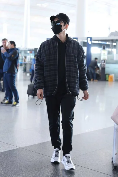 中国の俳優で歌手の陳Xuedongまたはチェイニー チェンは北京に出発する前に北京空港に到着します 3月2020 — ストック写真