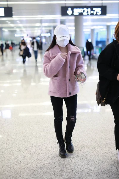 2020年3月17日 中国歌星 女演员朱静怡在离开北京前抵达北京机场 — 图库照片