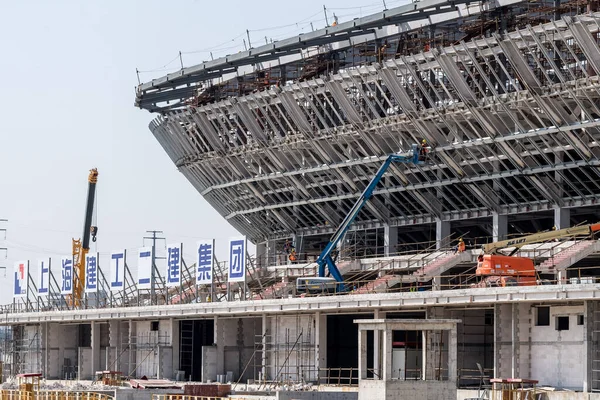 Arbetstagarna Upptagna Med Att Bygga Pudong Football Stadium Som Kommer — Stockfoto