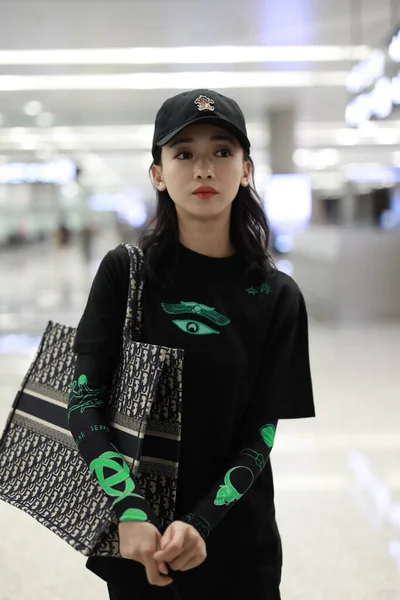 2019年8月29日 中国女演员吴继燕出现在中国上海的机场 — 图库照片