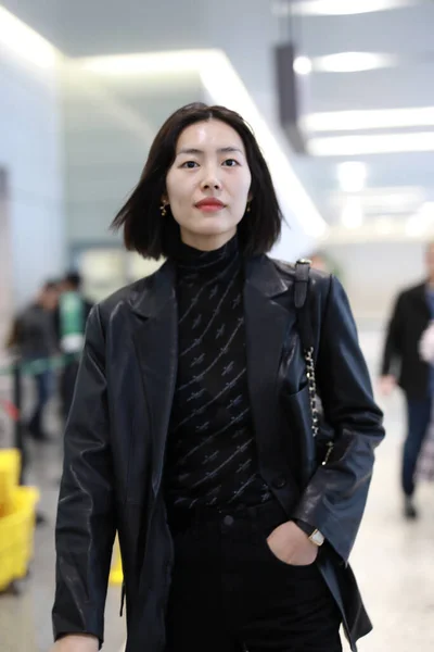 Chinees Supermodel Liu Wen Arriveert Shanghai Hongqiao Airport Voor Vertrek — Stockfoto