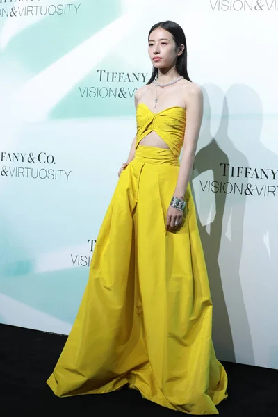 Čínská Herečka Zhou Yutong Nosí Jasně Žluté Šaty Účastní Tiffany — Stock fotografie