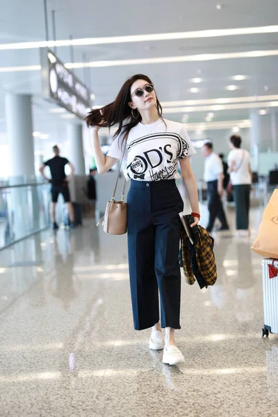 中国の女優 江蘇寧が2019年9月11日に上海に上陸した後 上海浦東国際空港に到着 — ストック写真