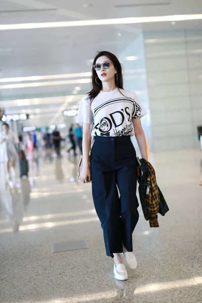Kínai Színésznő Jiang Shuying Megérkezik Shanghai Pudong Nemzetközi Repülőtér Leszállás — Stock Fotó