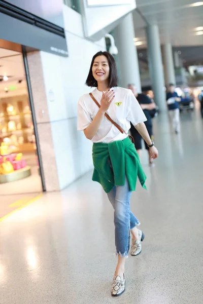 Chinese Model Liu Wen Confidently Demonstrates Smile Airport Shanghai China — Stock Photo, Image