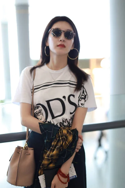 2019年9月11日 中国女演员蒋淑英在中国上海降落后抵达上海浦东国际机场 — 图库照片