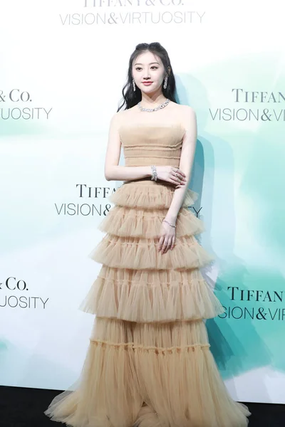 Die Chinesische Schauspielerin Beijing Tian Trägt Ein Kleid Nudefarben Bei — Stockfoto