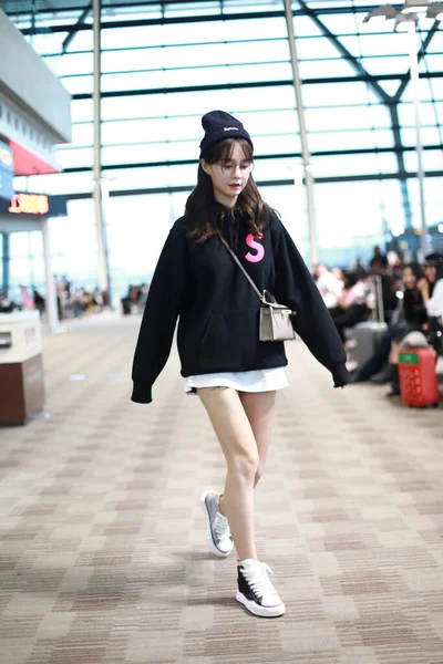 2018年10月1日 中国女演员 主持人 模特沈梦卿身着连衣裙 在中国上海的一个机场展示了她的少女笑容 — 图库照片