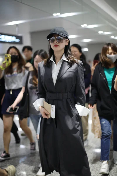 Kinesiska Skådespelerskan Liu Shishi Eller Cecilia Liu Anländer Till Shanghai — Stockfoto