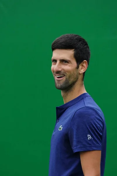 Der Serbische Tennisprofi Novak Djokovic Lacht Als Sich Auf Das — Stockfoto