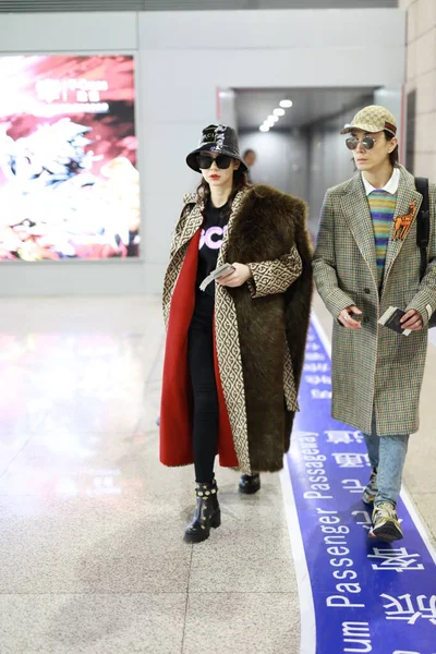 Китайская Певица Актриса Вэй Слева Прибывает Международный Аэропорт Шанхай Путун — стоковое фото