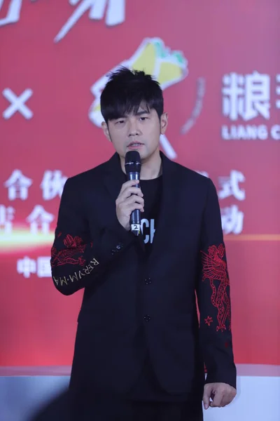 台湾音乐家 歌手周杰伦在2019年10月21日于中国上海举行的凉食促销活动中担任产品代言人 本地字幕 Fachaoshi — 图库照片