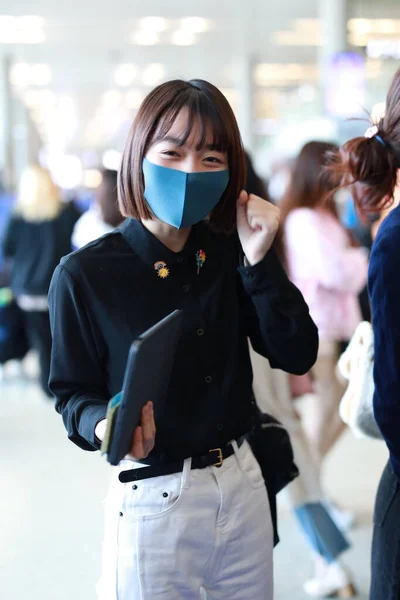 中国のアイドルグループRocket Girls 101の段Aojuanが上海空港に現れ 11月2019に出発します — ストック写真