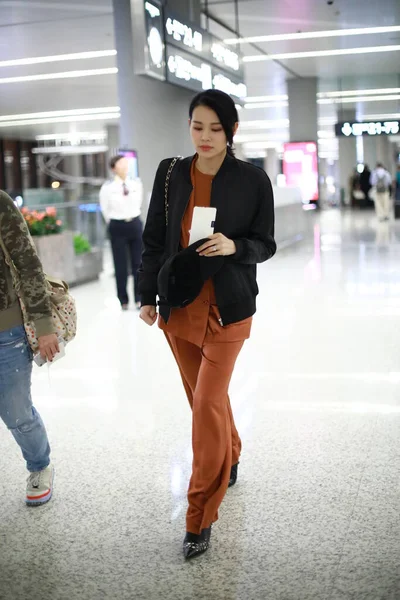 Ηθοποιός Και Τραγουδίστρια Του Χονγκ Κονγκ Myolie Εμφανίζεται Στο Αεροδρόμιο — Φωτογραφία Αρχείου