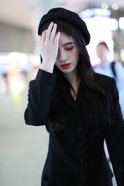 Cantante Actriz China Jingyi Presenta Aeropuerto Shanghai Hongqiao Antes Salida — Foto de Stock