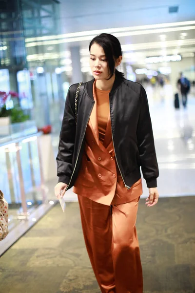 2019年11月7日 香港演员兼歌手吴梅丽在上海机场现身 然后前往中国上海 — 图库照片