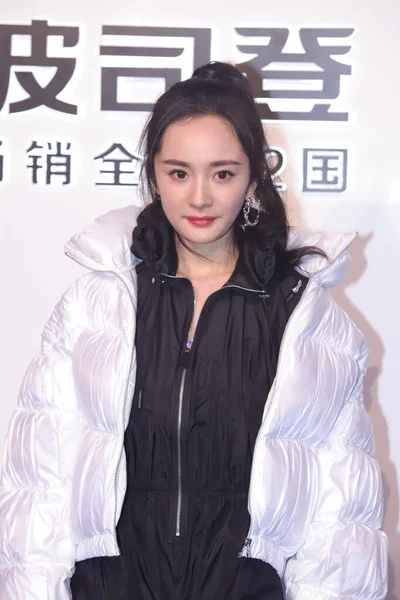 Die Chinesische Schauspielerin Yang Steht Für Bosideng Jean Paul Gaultier — Stockfoto