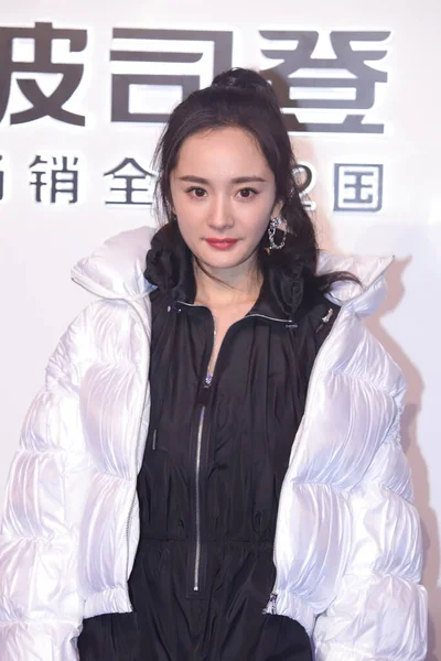 Chinese Actrice Yang Staat Voor Bosideng Jean Paul Gaultier Design — Stockfoto