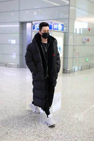 Κινέζος Ηθοποιός Τραγουδιστής Και Μοντέλο Huang Xiaoming Φτάνει Ένα Αεροδρόμιο — Φωτογραφία Αρχείου