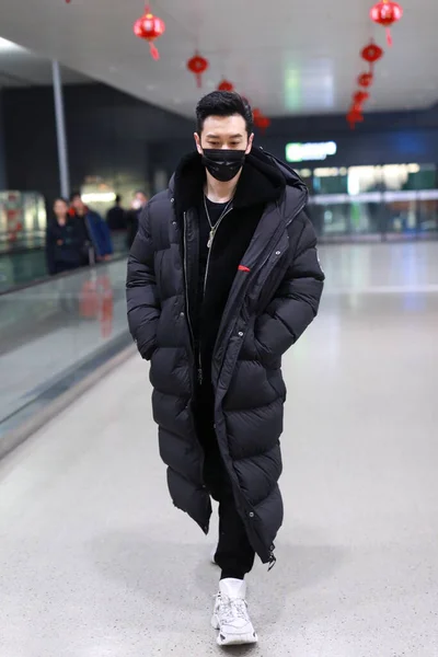Chiński Aktor Piosenkarz Model Huang Xiaoming Przybywa Lotnisko Szanghaju Przed — Zdjęcie stockowe