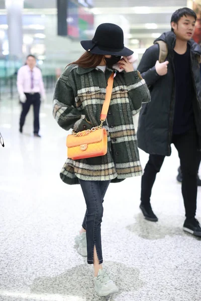 Kinesiska Skådespelerskan Sun Anländer Till Shanghai Flygplats Innan Avgång Shanghai — Stockfoto