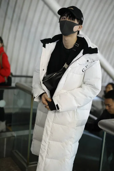 Cantor Masculino Pop Continental Chinês Ator Liu Yuning Aparece Aeroporto — Fotografia de Stock