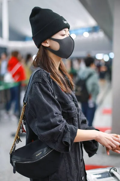 Китайская Актриса Цзиньян Прилетает Шанхайский Аэропорт Перед Вылетом Шанхай Китай — стоковое фото