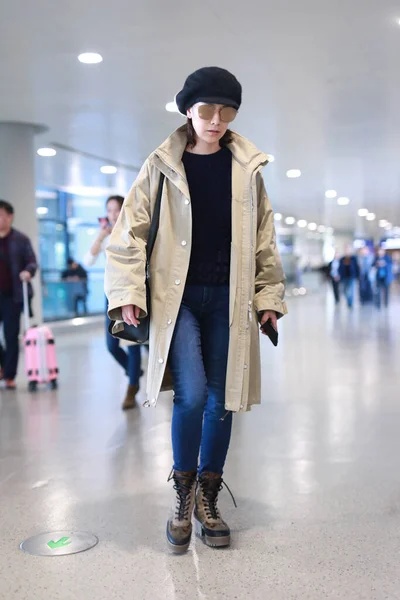 Kinesiska Skådespelerskan Hai Qing Anländer Till Shanghai Flygplats Innan Avgång — Stockfoto