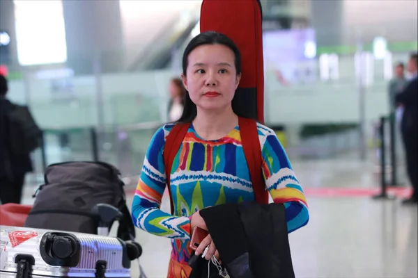 Kinesiska Fusionssångerskan Gong Linna Anländer Till Shanghai Flygplats Efter Landning — Stockfoto