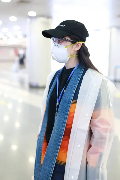 中国の女優江Mengjie上海の空港の一つで表示されます 2020 — ストック写真