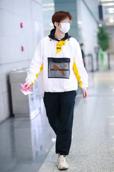 中国歌手兼演员董莉在2020年4月14日离开上海前抵达上海机场 — 图库照片