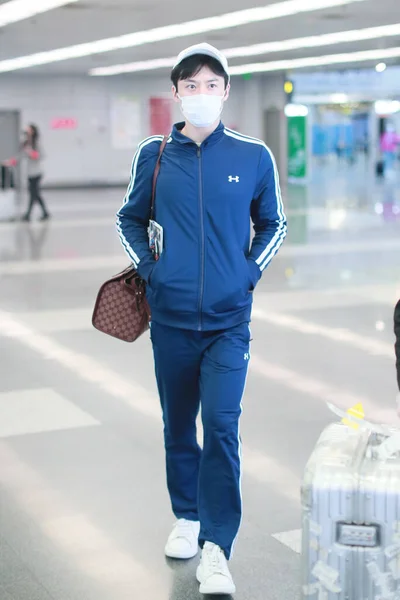 Kinesiska Skådespelaren Mao Zijun Anländer Till Pekings Flygplats Före Avgång — Stockfoto