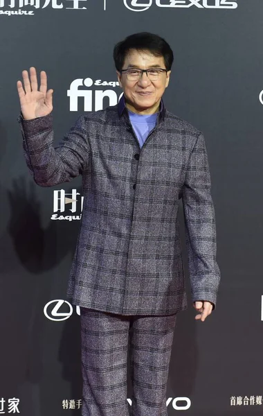 Hongkongi Harcművész Színész Jackie Chan Fekete Öltönyben Pózol Hogy Fényképeket — Stock Fotó