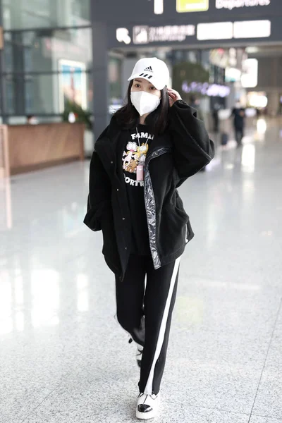 中国人女優 ホステス 歌手の劉燕が上海空港に到着し 2020年4月14日に上海に出発 — ストック写真