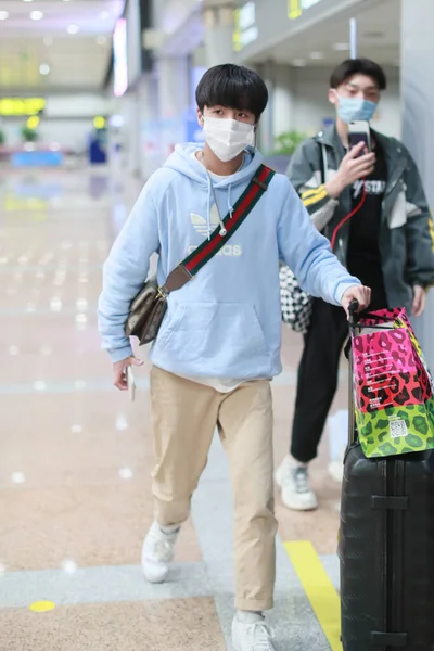 Chinese Singer Lin Chaoze Arrives Shanghai Airport Departure Shanghai China — Stock Photo, Image