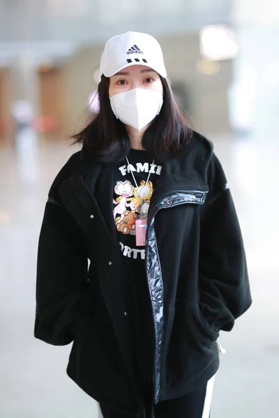 中国女演员 女主人兼歌手刘岩在2020年4月14日离开上海前抵达上海机场 — 图库照片