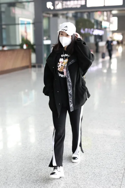 Китайская Актриса Хостесс Певица Янь Прибывает Шанхайский Аэропорт Перед Вылетом — стоковое фото