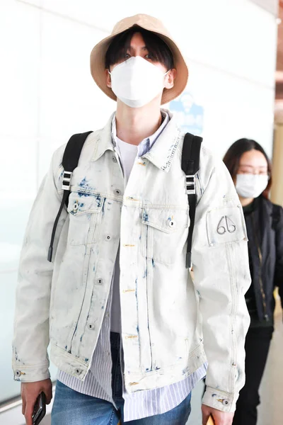 中国の俳優張雲龍は北京に出発する前に北京空港に到着します 4月2020 — ストック写真