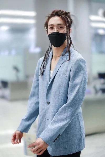 Kinesiska Sångerskan Yue Minghui Anländer Till Flygplats Före Avgång Kina — Stockfoto