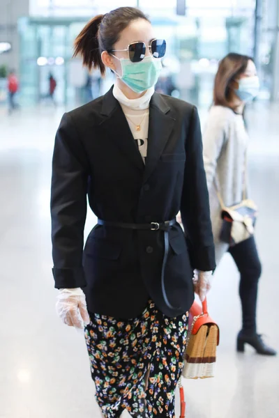 中国女演员兼舞蹈家王力坤或克劳迪娅 王在2020年4月14日离开中国上海前抵达上海机场 — 图库照片