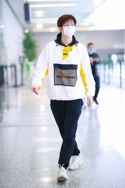 Китайський Співак Актор Дун Прибуває Аеропорту Шанхаю Перед Від Їздом — стокове фото