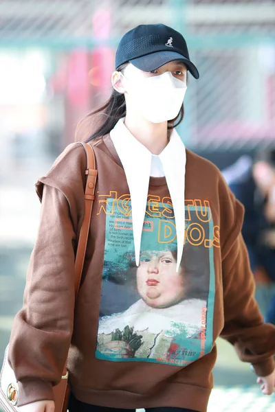 Kinesiska Skådespelerskan Lin Yun Anländer Till Shanghai Flygplats Före Avgång — Stockfoto