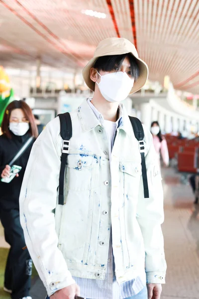 Kiinalainen Näyttelijä Zhang Yunlong Saapuu Pekingin Lentokentälle Ennen Lähtöä Pekingissä — kuvapankkivalokuva