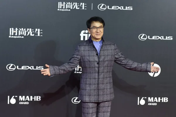 中国北京 2019年12月18日 香港武术家兼演员成龙身着黑色西服 在Esquire Man His Best 2019红地毯前拍照 本地字幕 Fachaoshi — 图库照片