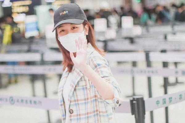 中国女演员严智超在2020年4月12日启程前往四川省成都市前抵达成都机场 — 图库照片