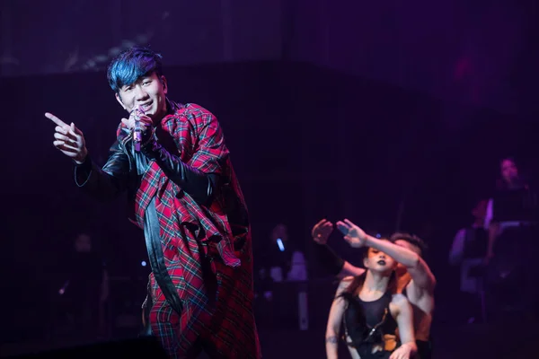 シンガポールの歌手 ソングライター レコードプロデューサー 俳優のウェイン ジュンジエまたはJj リンは 2018年6月2日に中国東部の江蘇省南京で開催されたコンサートでステージ上で歌います — ストック写真
