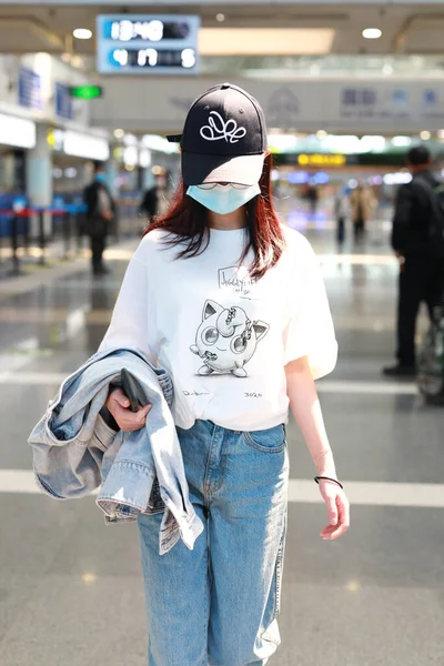 2020年4月17日 中国人女優の陳玉奇またはユーキー チェンが北京空港に到着し 北京に出発する — ストック写真