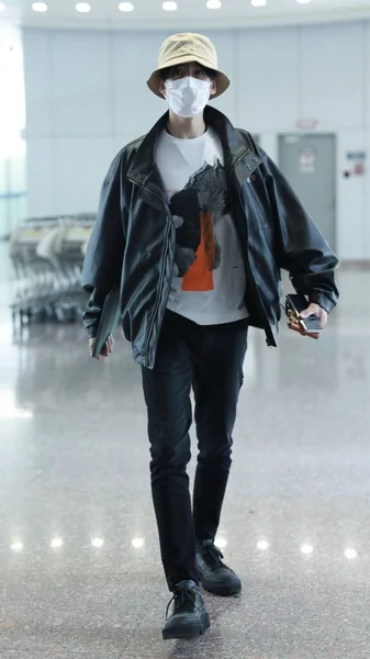 Китайский Актёр Чжан Юньлун Известный Леон Чжан Прибывает Аэропорт Пекина — стоковое фото