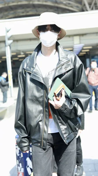 Китайский Актёр Чжан Юньлун Известный Леон Чжан Прибывает Аэропорт Пекина — стоковое фото